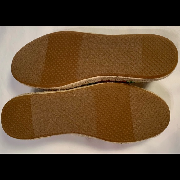 Free shipping!! Toms floral espadrilles - perfect for summer!! - Picture 3 of 4